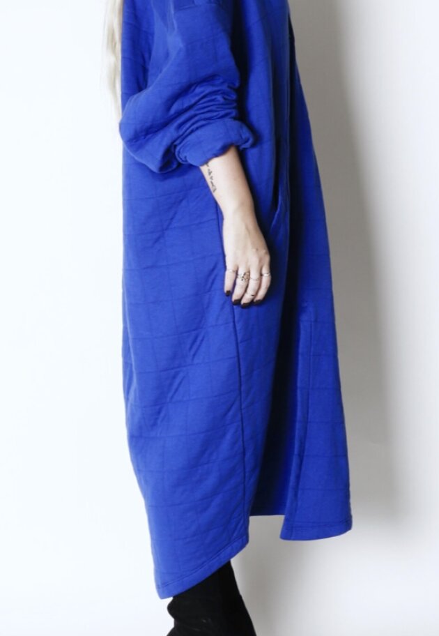 Sort Aarhus - Quilted long shirt with buttons, pockets and a collar