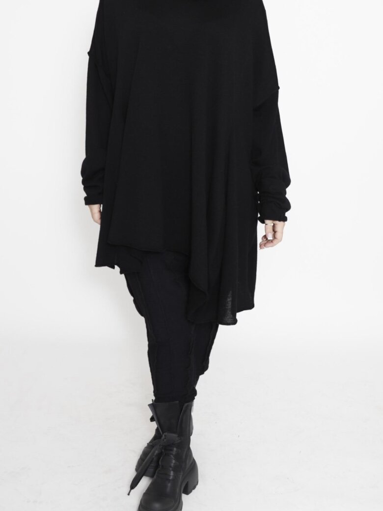 Sort Aarhus - Knitted oversize roll neck blouse in merino wool
