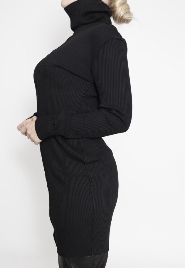 Sort Aarhus - Wide ribbed blouse with high neck and long sleeves