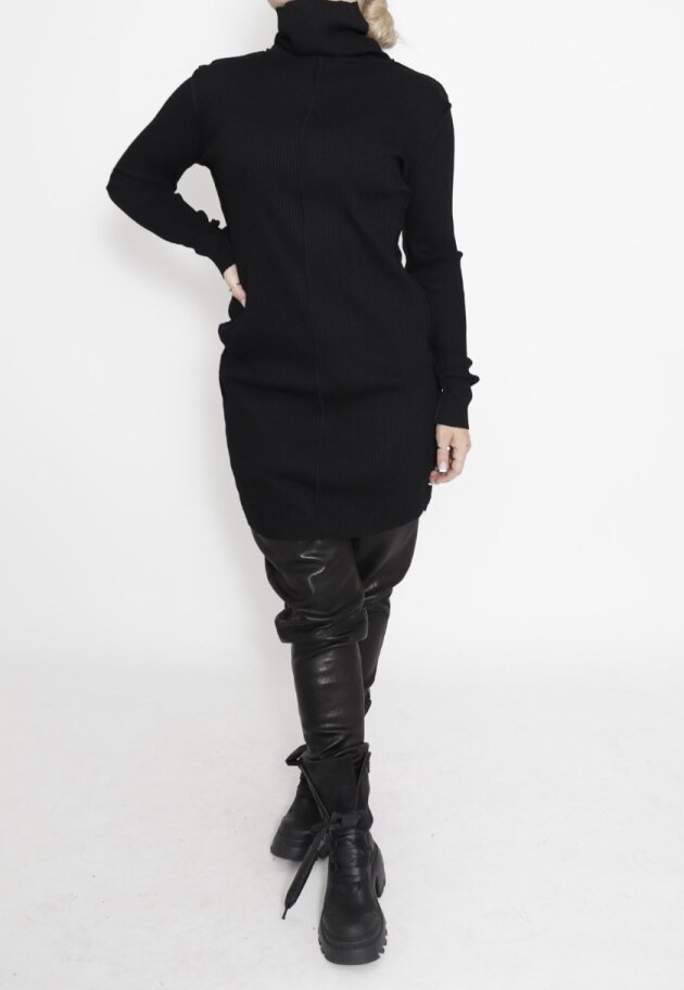 Sort Aarhus - Wide ribbed blouse with high neck and long sleeves