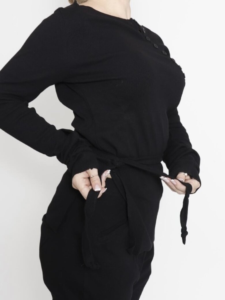 Sort Aarhus - Ribbed blouse with buttons, tie strap and slit in one side