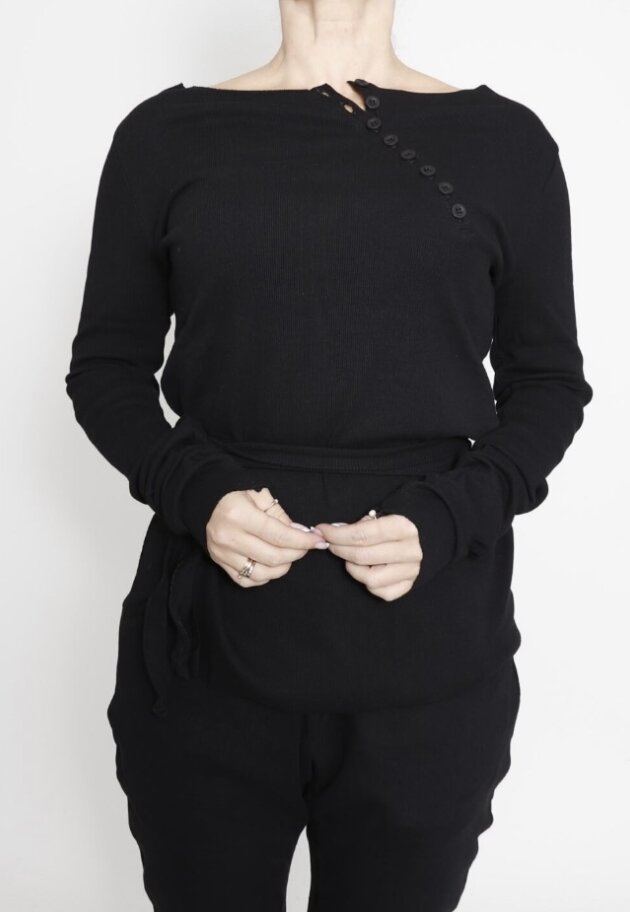 Sort Aarhus - Ribbed blouse with buttons, tie strap and slit in one side