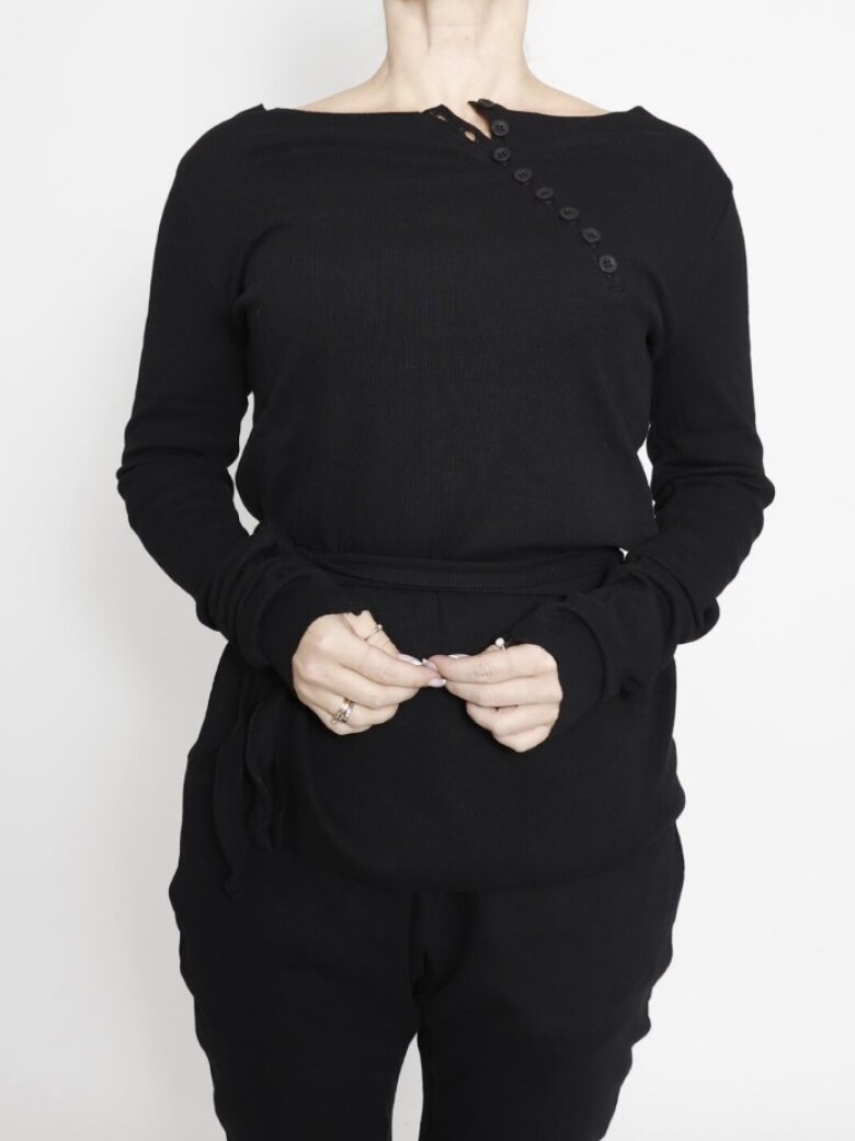Sort Aarhus - Ribbed blouse with buttons, tie strap and slit in one side
