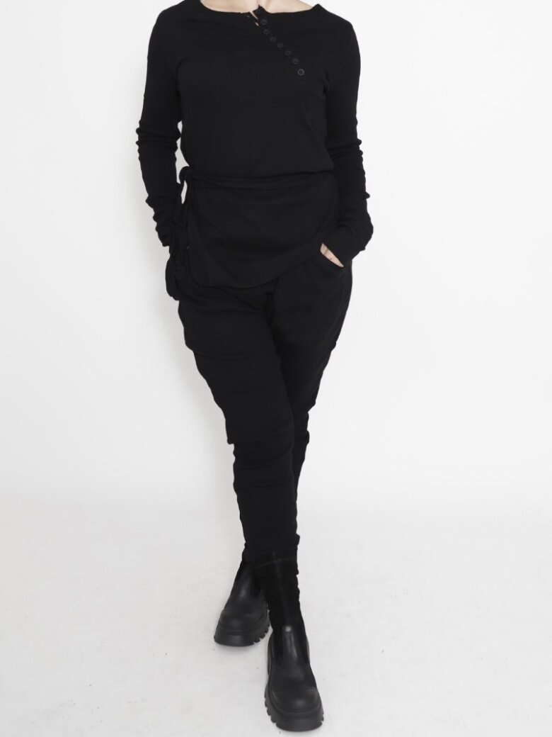 Sort Aarhus - Ribbed blouse with buttons, tie strap and slit in one side