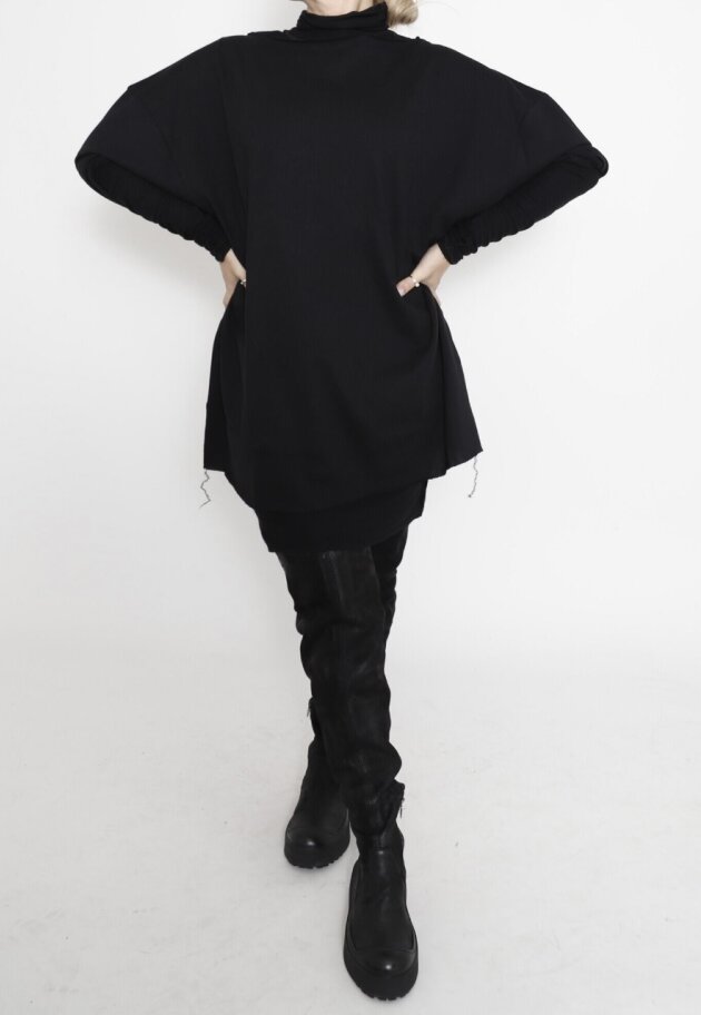 Sort Aarhus - Oversize blouse in soft material and with wide sleeves