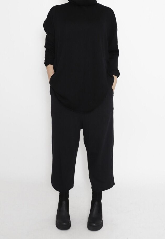 Sort Aarhus - Baggy cropped sweatpants with elastic, front zipper and pockets