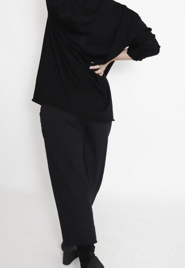 Sort Aarhus - Baggy cropped sweatpants with elastic, front zipper and pockets