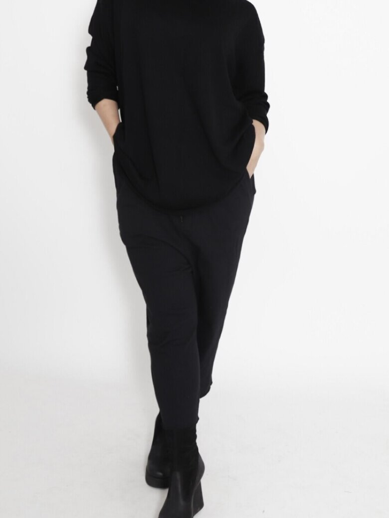 Sort Aarhus - Baggy cropped sweatpants with elastic, front zipper and pockets