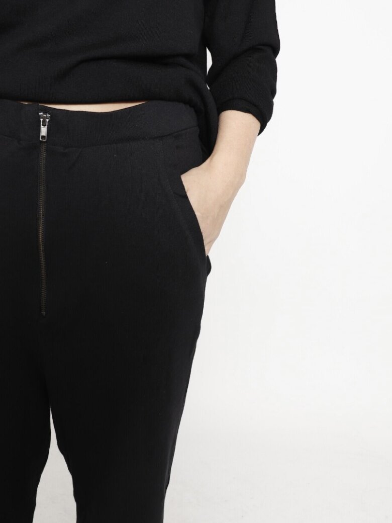 Sort Aarhus - Baggy cropped sweatpants with elastic, front zipper and pockets