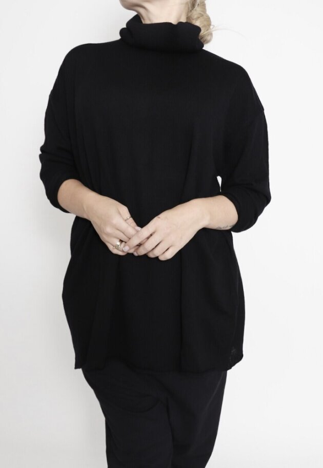 Sort Aarhus - Knitted oversize roll neck blouse in merino wool