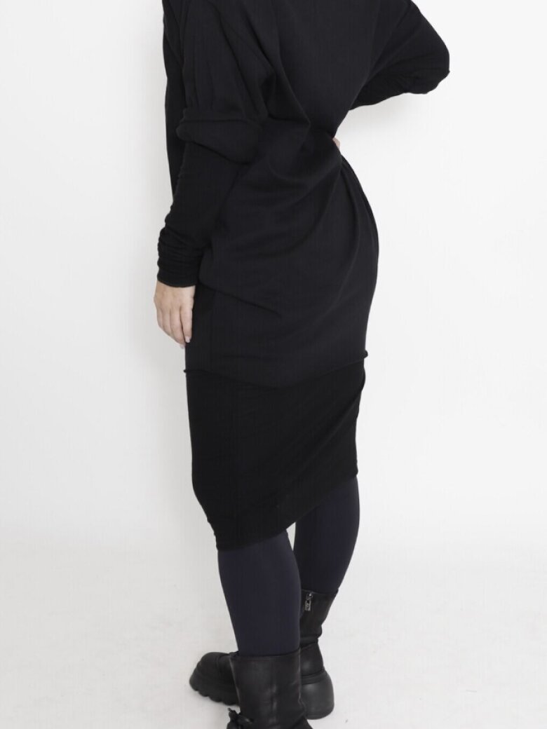 Sort Aarhus - Blouse in soft material and with a high neckline