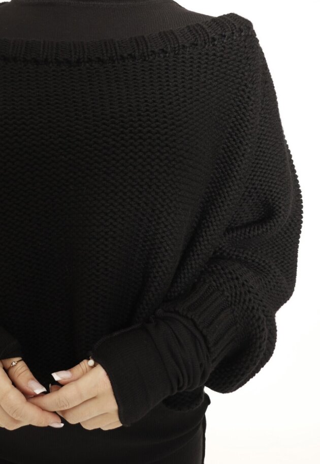 Sort Aarhus - Oversized cropped sweater in soft merino wool