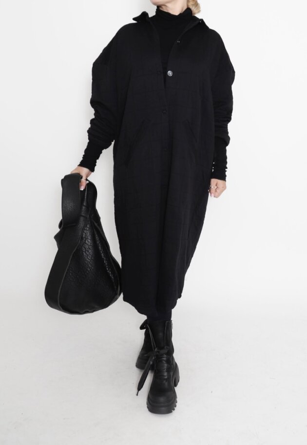 Sort Aarhus - Quilted long shirt with buttons, pockets and a collar