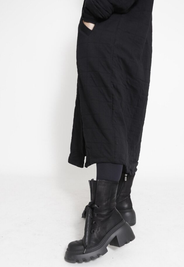 Sort Aarhus - Quilted long shirt with buttons, pockets and a collar