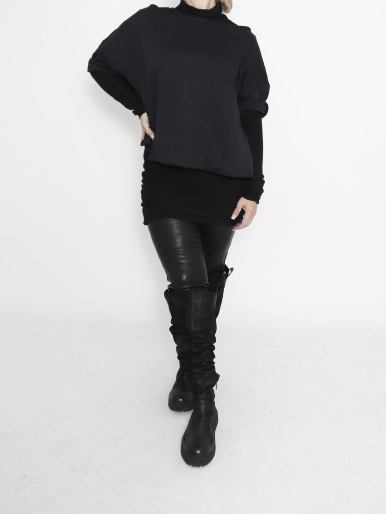 Sort Aarhus - Quiltet cropped bluse med 3/4 ærmer og bred halsudskæring