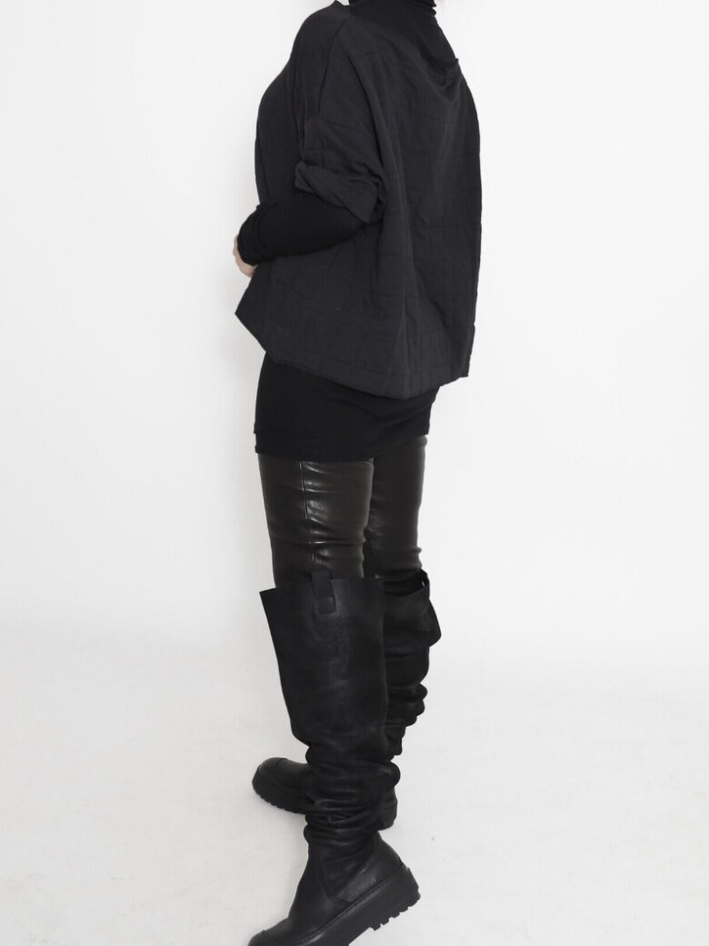 Sort Aarhus - Quilted cropped blouse with 3/4 sleeves and a wide neckline