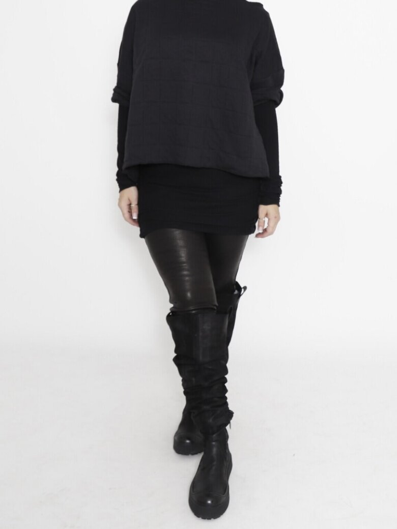 Sort Aarhus - Quiltet cropped bluse med 3/4 ærmer og bred halsudskæring