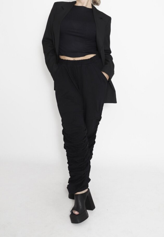 Sort Aarhus - Sweat pants with elastic waist band, pockets and wrinkled legs