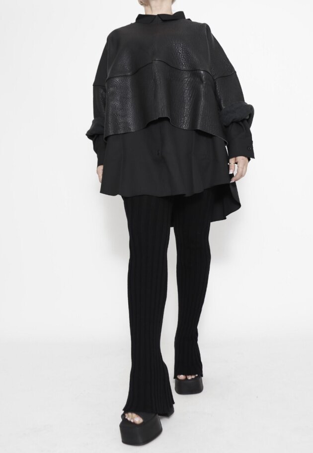 Sort Aarhus - Shrunked leather blouse with wide sleeves and neckline