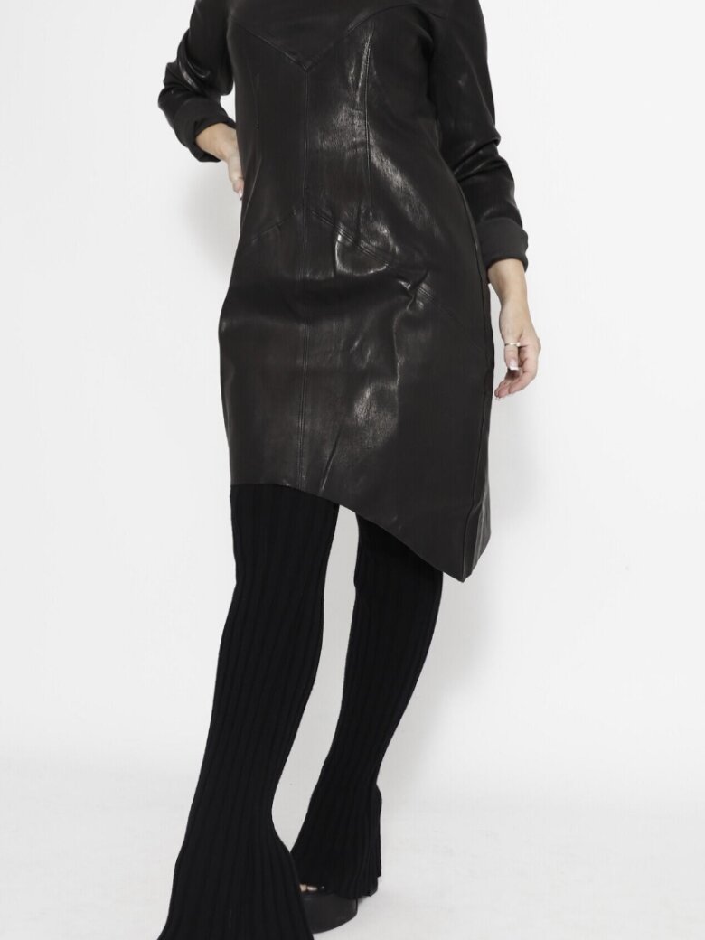 Sort Aarhus - Tight leather dress with high neck and asymmetrical cut