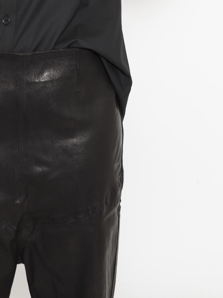 Sort Aarhus - High waist cropped stretch leather trousers