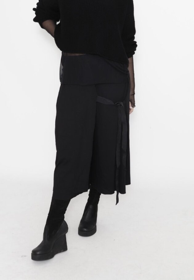 Sort Aarhus - Loose fit cropped trousers with a skirt look