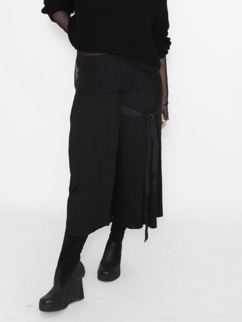 Sort Aarhus - Loose fit cropped trousers with a skirt look