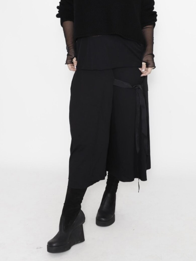 Sort Aarhus - Loose fit cropped trousers with a skirt look