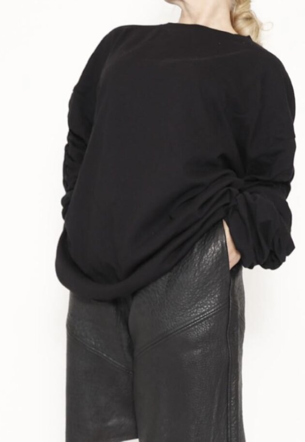Sort Aarhus - Long oversize sweatshirt with wrinkles on sleeves