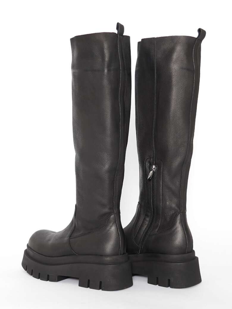 Lofina - Long boot with a zipper