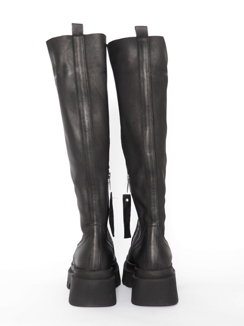 Lofina - Long boot with a zipper