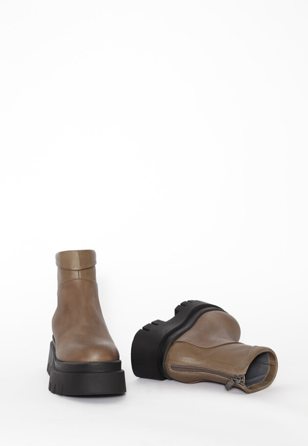 Lofina - Kort støvle med ombuk og lynlås