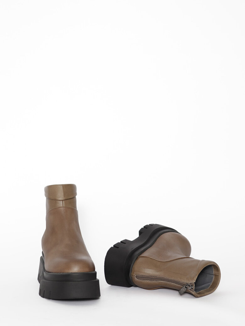 Lofina - Kort støvle med ombuk og lynlås