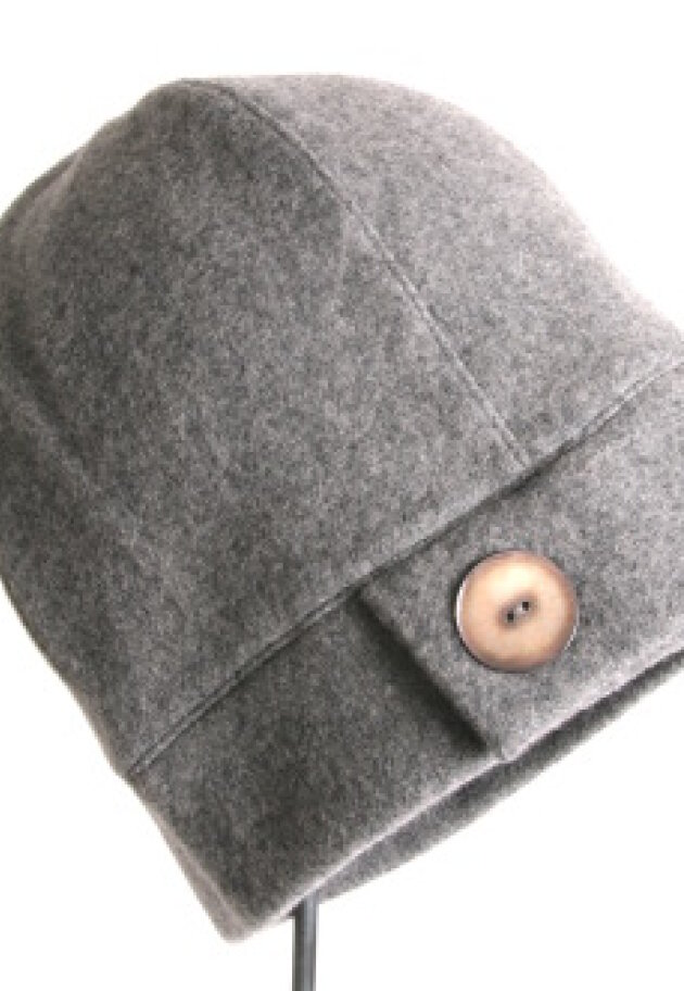 Hat with button