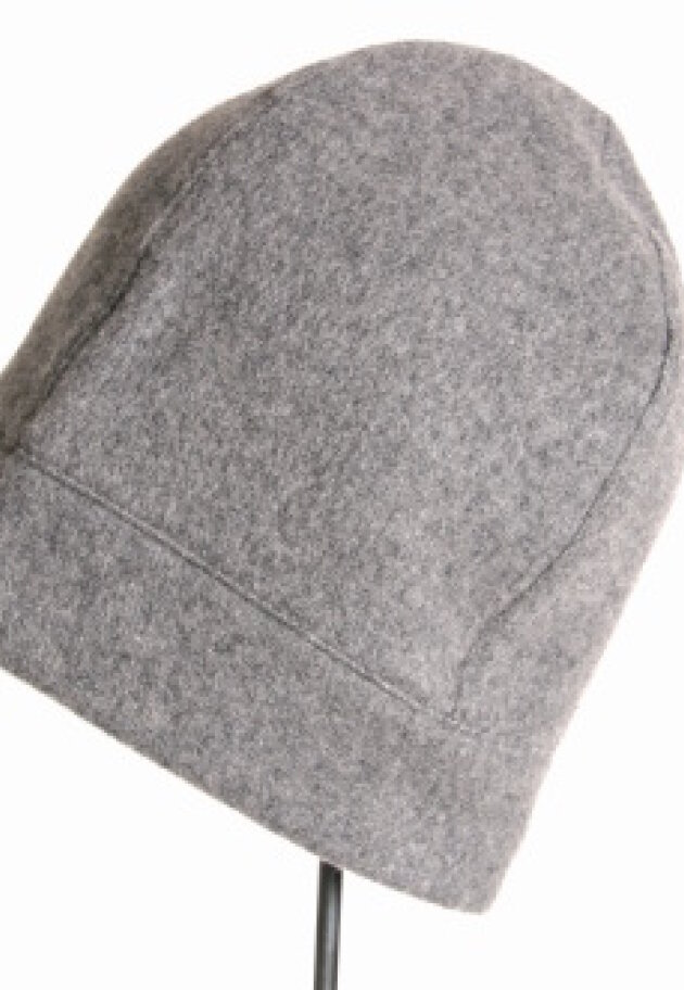 Hat with button