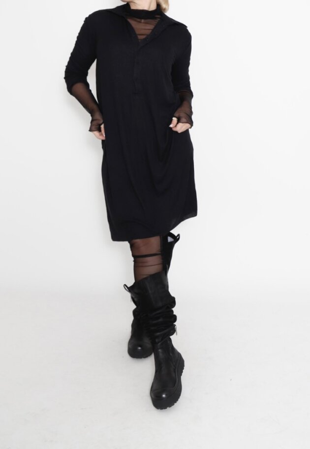 Sort Aarhus - Dress in rib quality with a collar and buttons