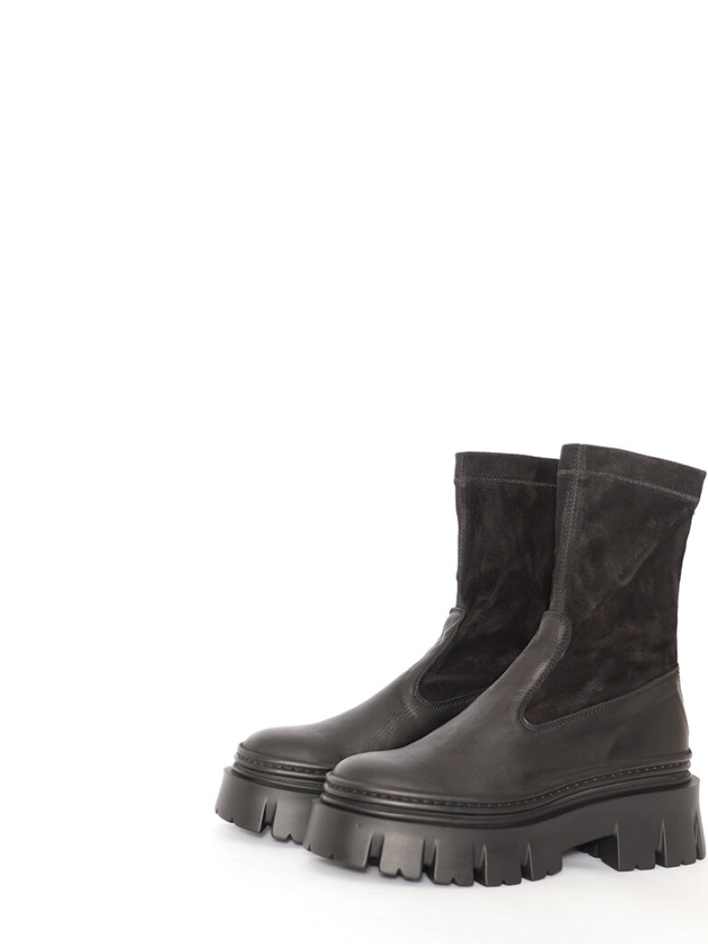 Lofina - Boot with suede stretch skin