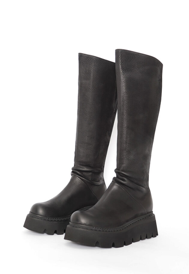 Lofina - Long boot with a back zipper