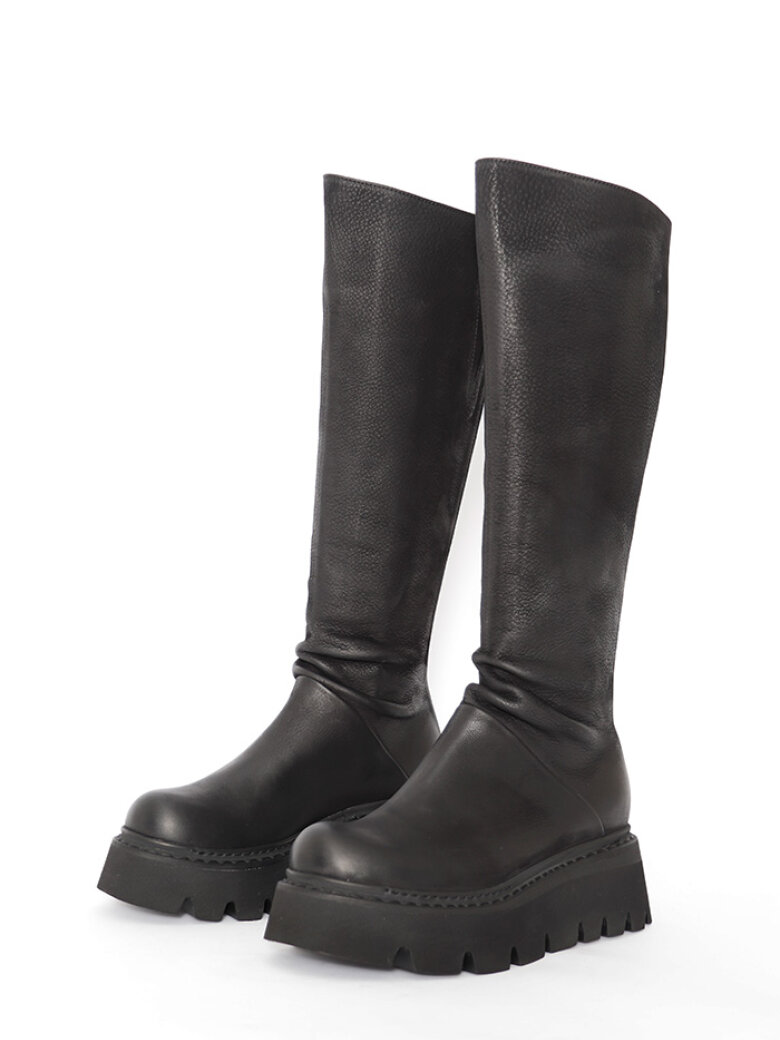 Lofina - Long boot with a back zipper