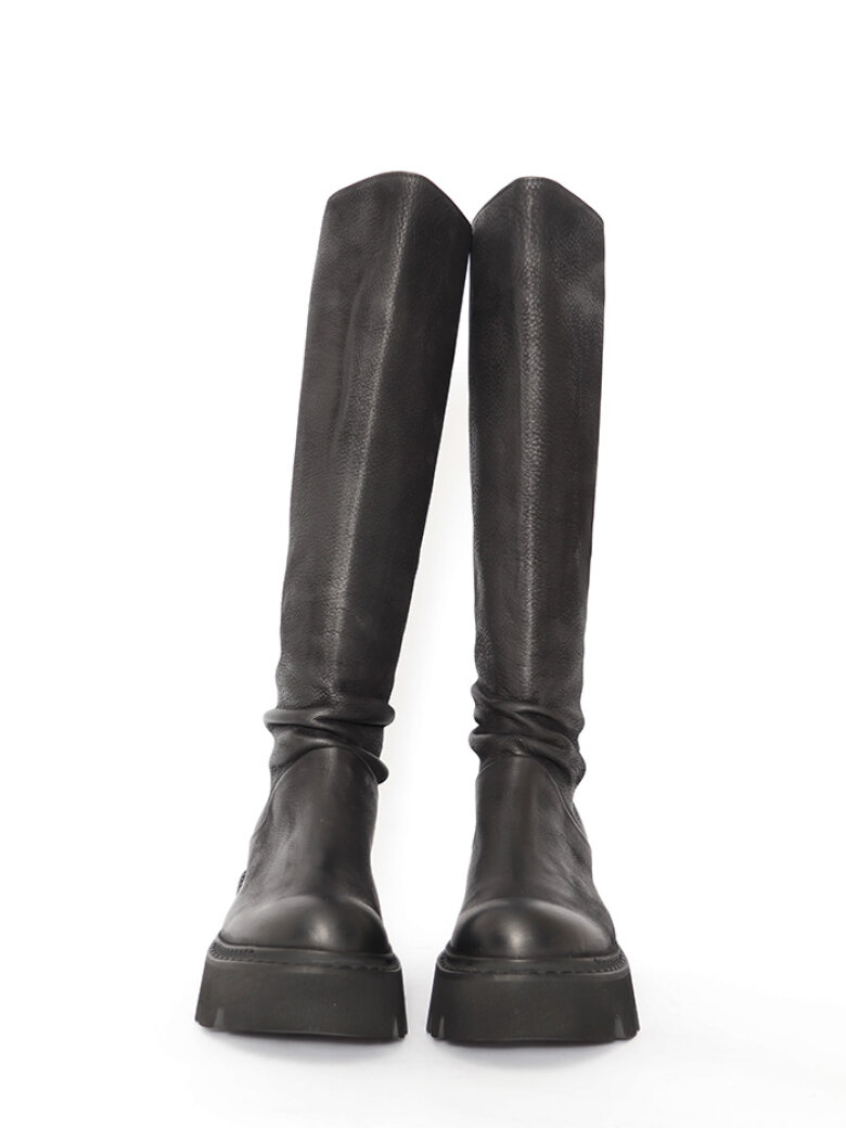 Lofina - Long boot with a back zipper