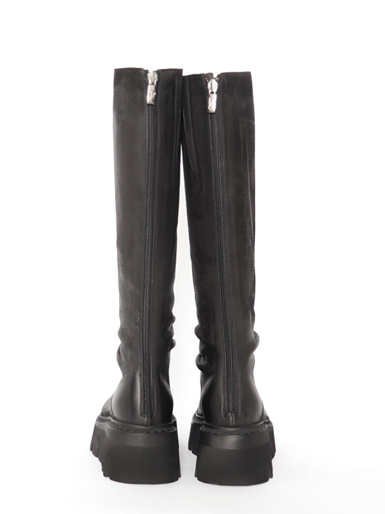 Lofina - Long boot with a back zipper