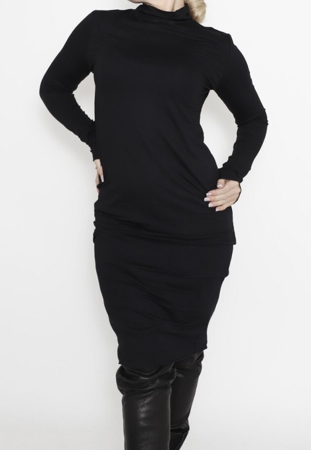 Sort Aarhus - Tight fit dress with high neck and long sleeves