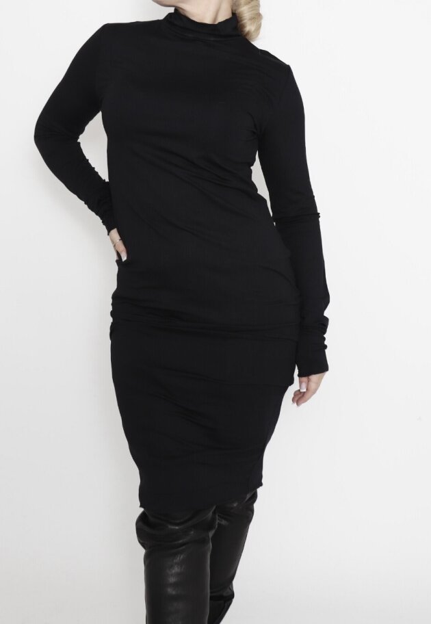Sort Aarhus - Tight fit dress with high neck and long sleeves