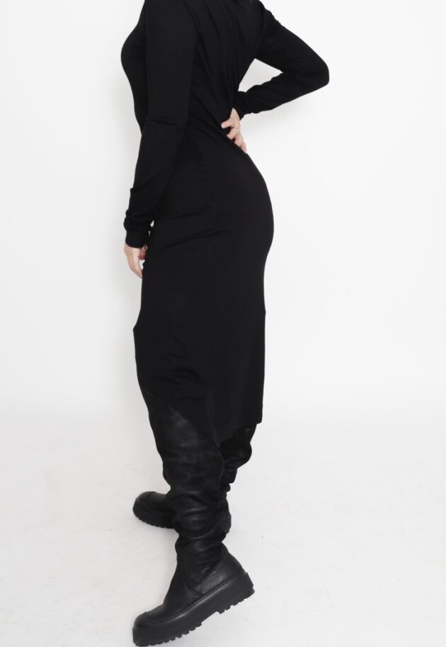 Sort Aarhus - Tight fit dress with a high cut, long sleeves and high neck