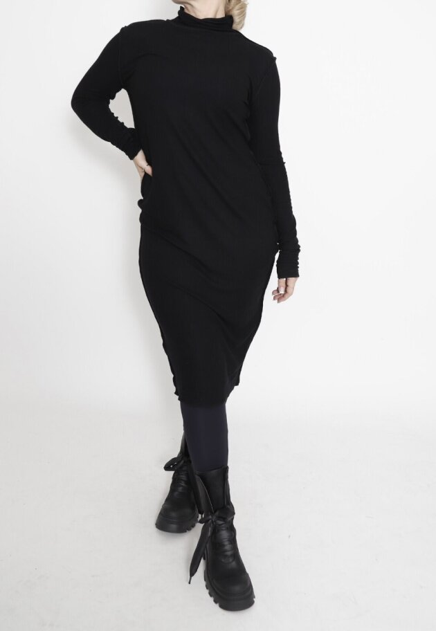 Sort Aarhus - Tight fit dress in rib quality with high neck and long sleeves