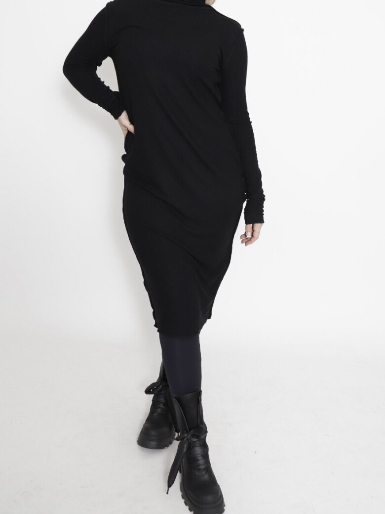 Sort Aarhus - Tight fit dress in rib quality with high neck and long sleeves
