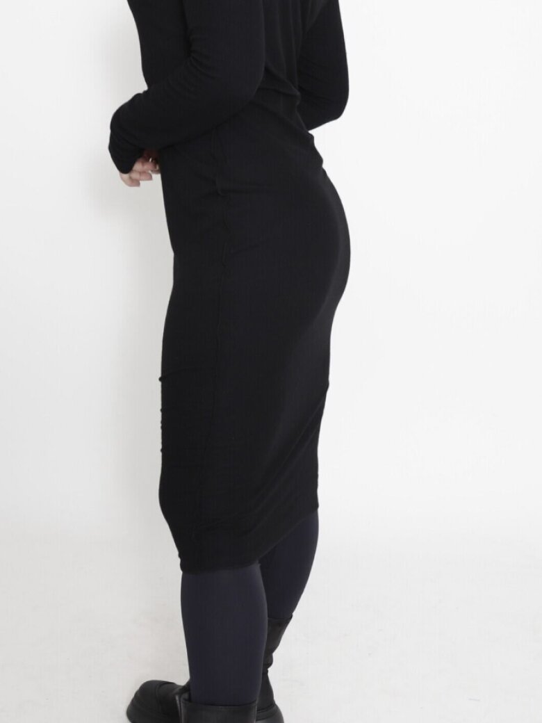 Sort Aarhus - Tight fit dress in rib quality with high neck and long sleeves