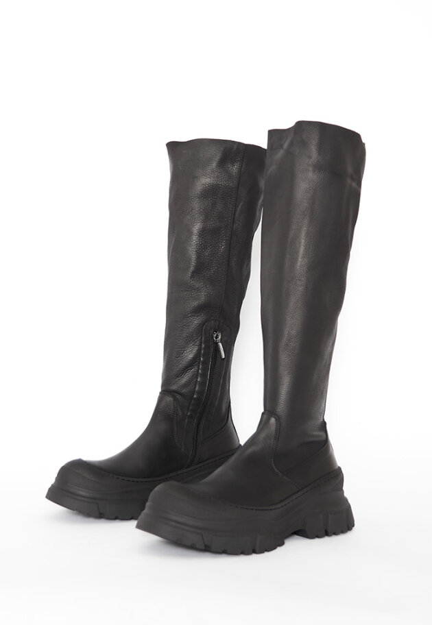 Lofina - Long boot with zipper and a soft shaft