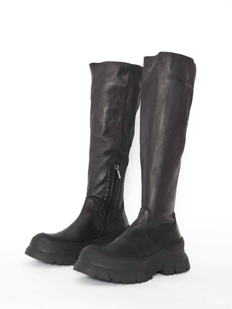 Lofina - Long boot with zipper and a soft shaft