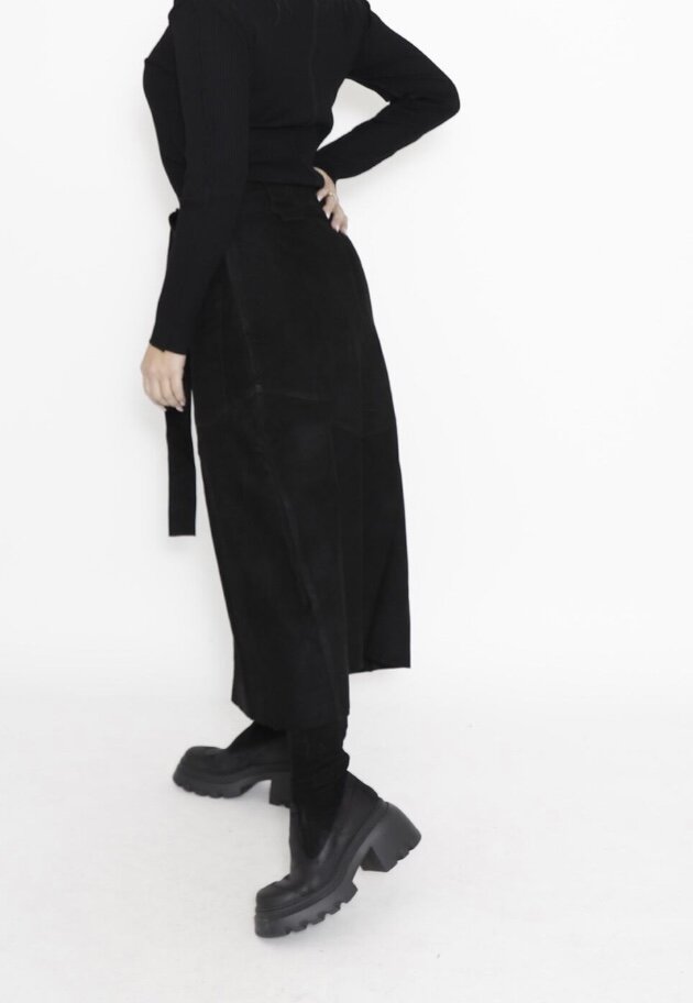 Sort Aarhus - Skirt in suede with a tie belt